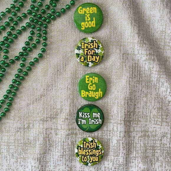 Bundle of Green St Patrick Day Items: Necklaces, Pins, Ribbon & Barrettes. 🍀 - Picture 3 of 13